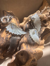 Load image into Gallery viewer, The Mother Of Pearl Wing Necklace