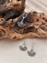 Load image into Gallery viewer, The Ray of Light Moonstone Earrings.