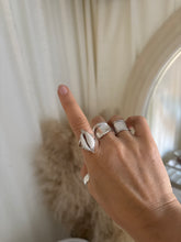 Load image into Gallery viewer, The Simple Shell Cowrie Ring
